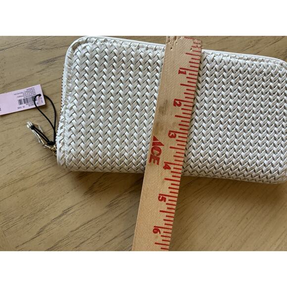NWT VICTORIA'S SECRET The Victoria Wallet White Woven Coconut Texture Full Zip - Picture 14 of 14